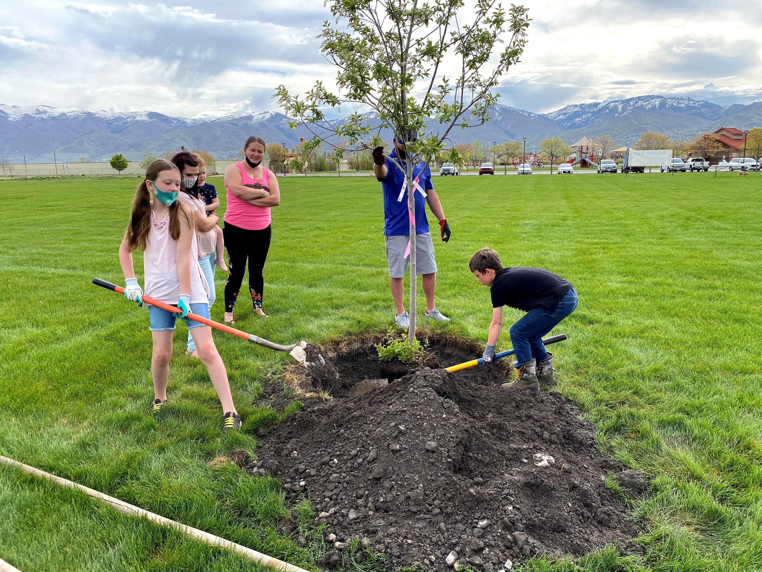 IMG_6940 Family shoveling pink tank